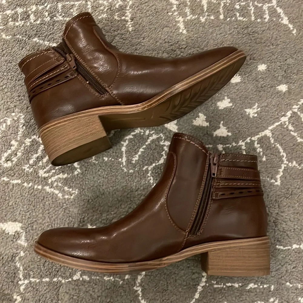 Baretraps Medley Brown comfy ankle booties - Picture 3 of 13
